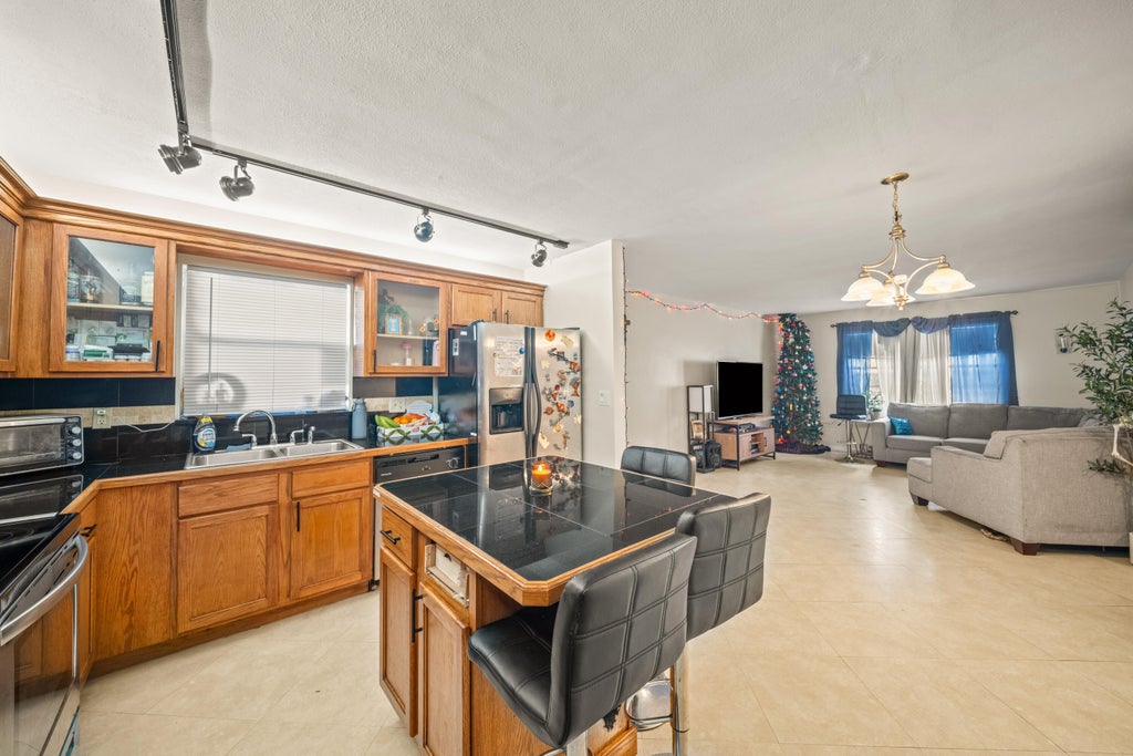 4528 Sw 54th St #302-b, Dania Beach