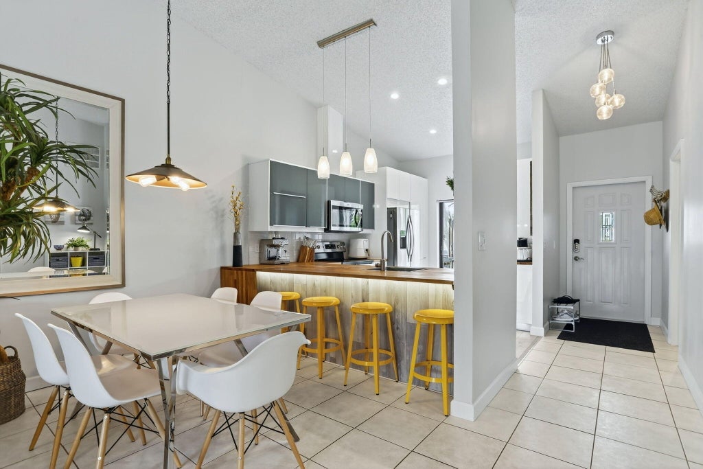 1032 E Lakes Dr, Deerfield Beach