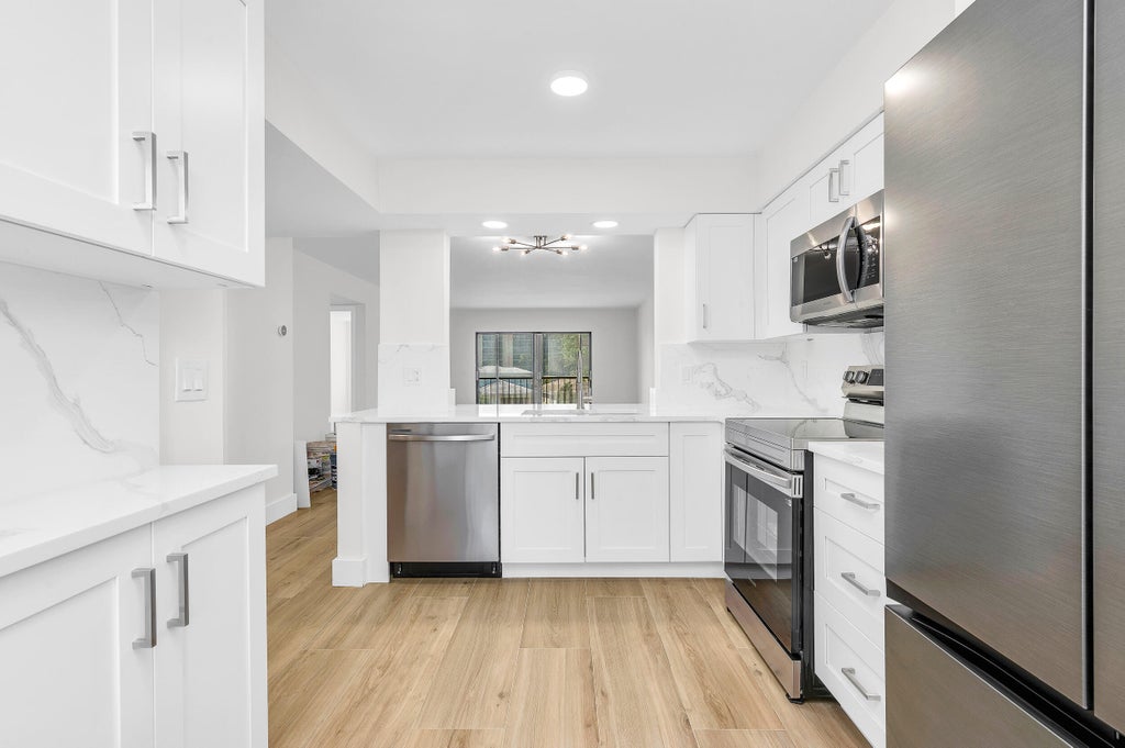 7290 Kinghurst Dr #301, Delray Beach