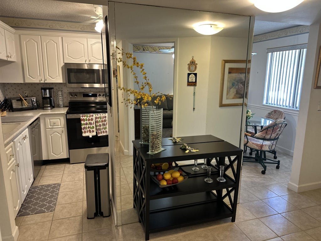 3138 Via Poinciana #114, Lake Worth