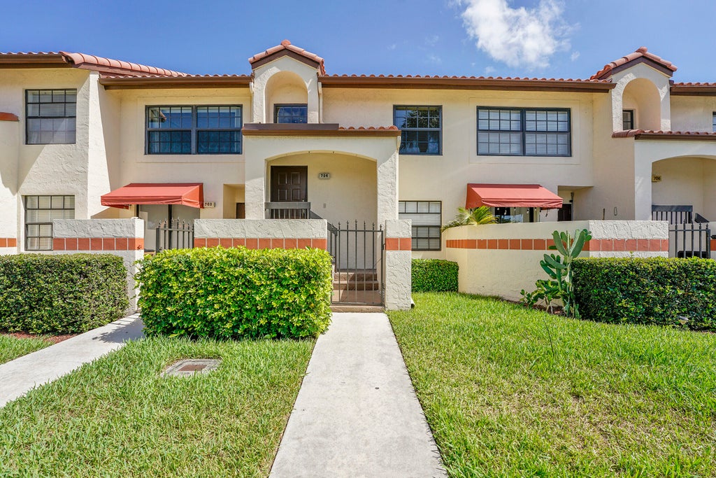 704 Freedom Ct, Deerfield Beach