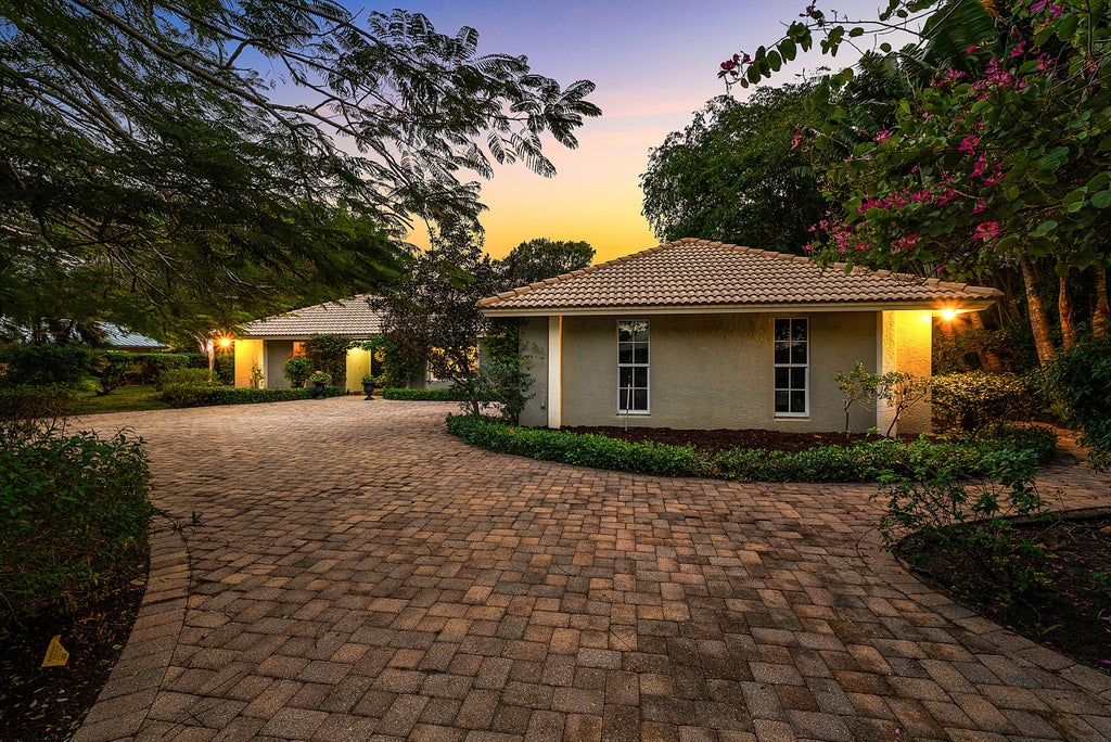 416 S Country Club Dr, Atlantis