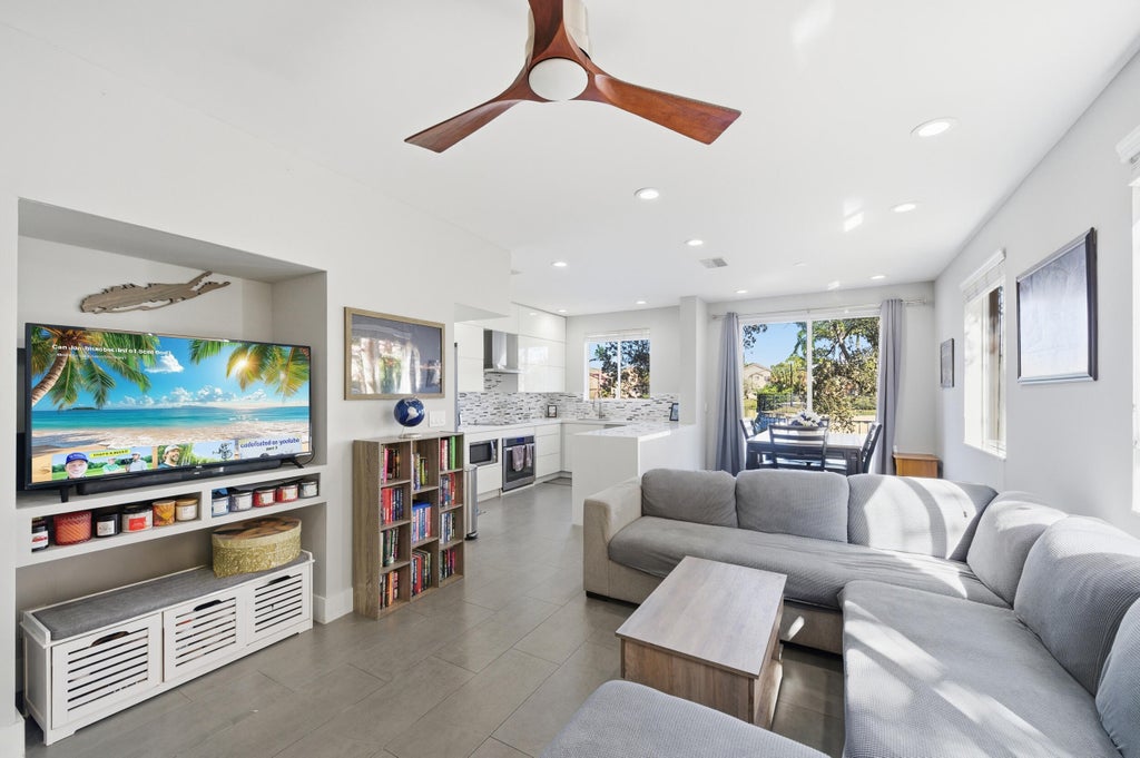 1725 Carvelle Dr, Riviera Beach