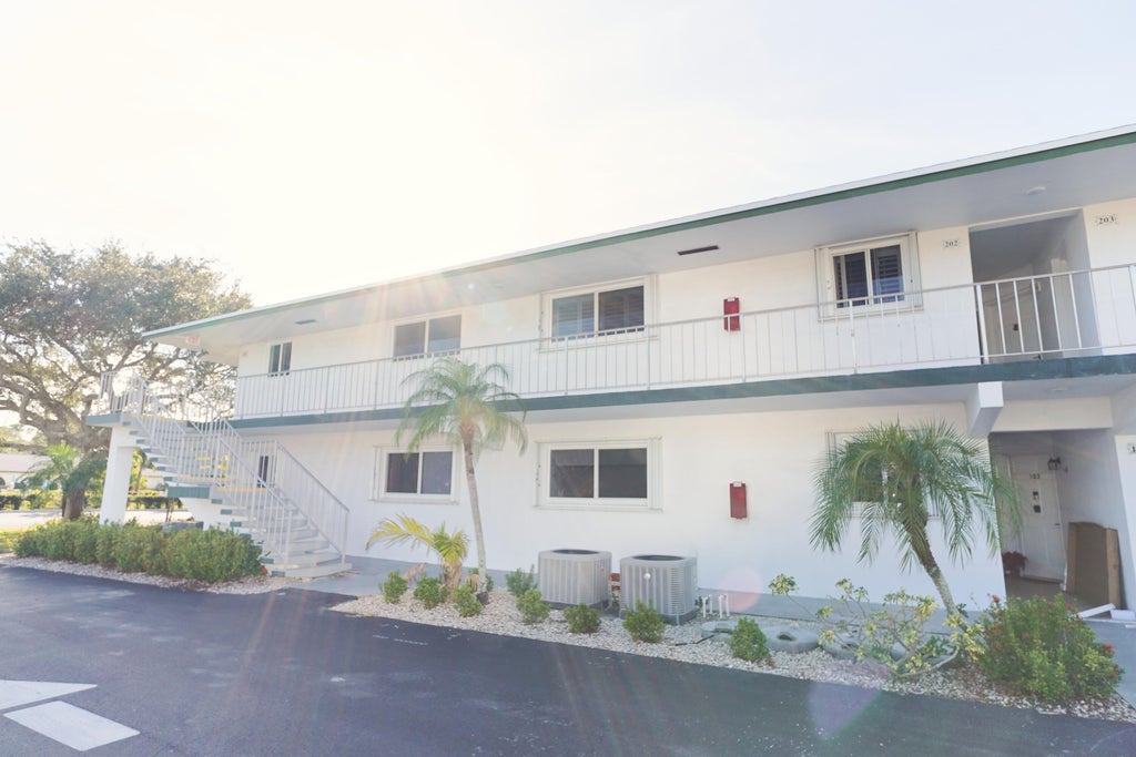 7 Westwood Av #102c, Tequesta