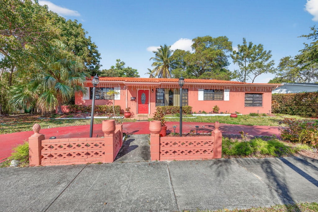 9281 Martinique Dr, Miami