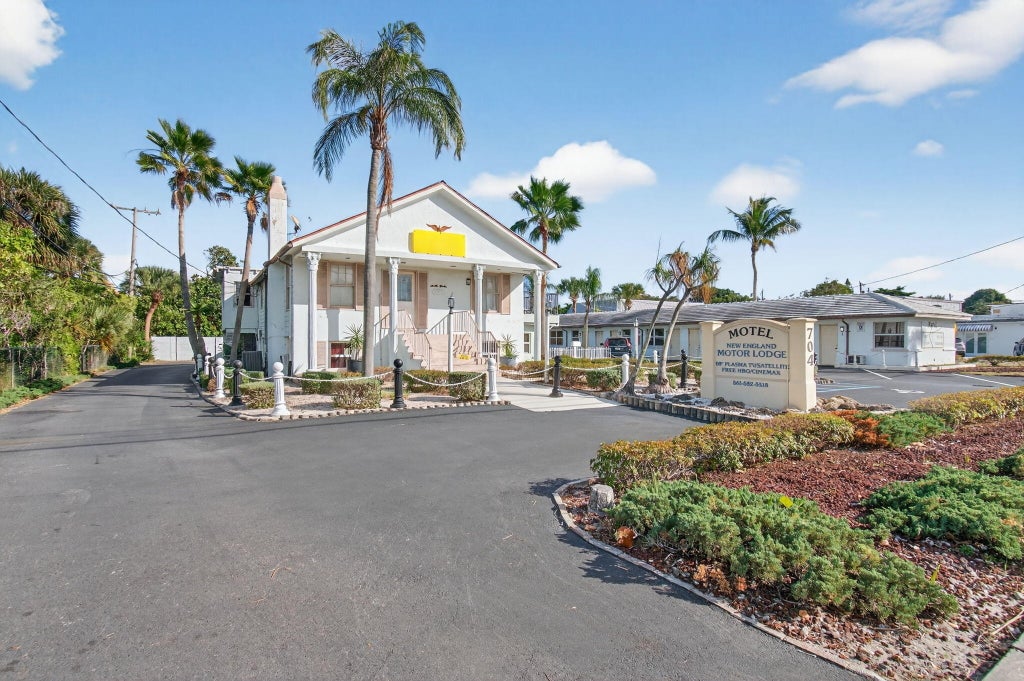 704 N Dixie Highway, Lantana