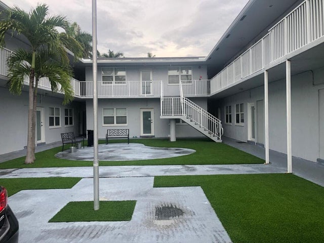 2 of 29 - 930 N 14th Ct, Hollywood, FL