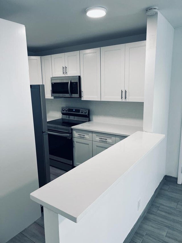 4 of 29 - 930 N 14th Ct, Hollywood, FL