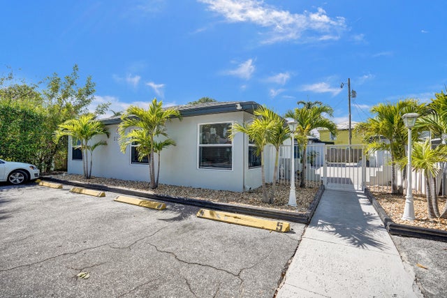 3 of 55 - 220 Walton Blvd, West Palm Beach, FL