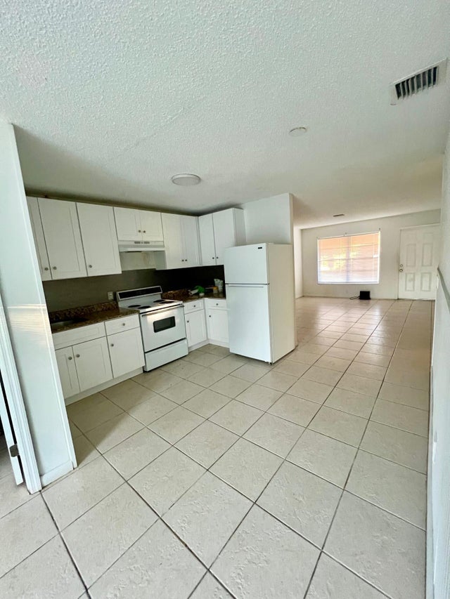 4 of 13 - 3300 Se Fairmont Street, Stuart, FL