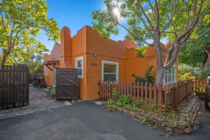 6704 Garden Av, West Palm Beach