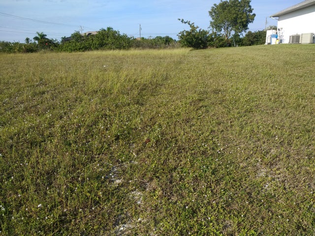 4 of 18 - 725 Nw 8th Ter, Cape Coral, FL