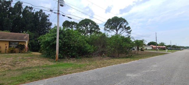 5 of 8 - 3243 Se Pinto St, Port Saint Lucie, FL