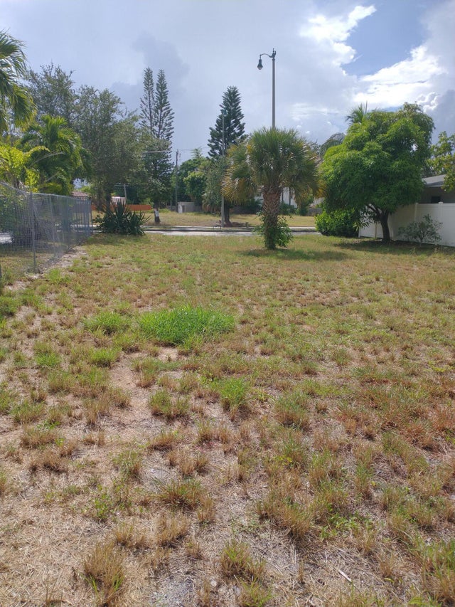 1 of 3 - 2907 Broadway Av, West Palm Beach, FL