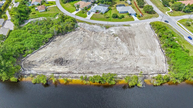 4 of 5 - 2807 Se Peru St, Port Saint Lucie, FL