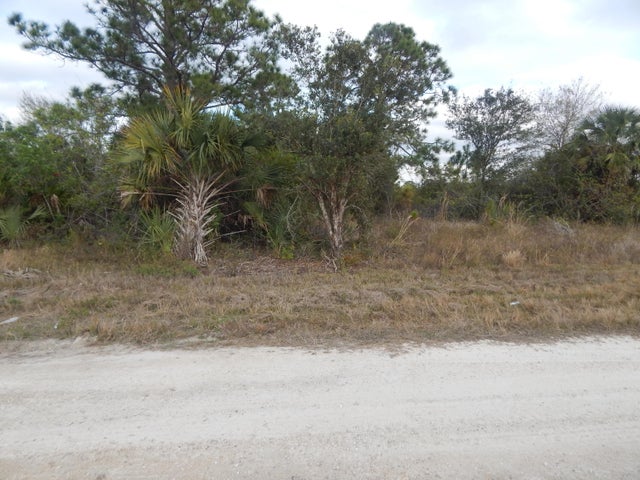 2 of 4 - 941 Capetown Avenue, Lehigh Acres, FL