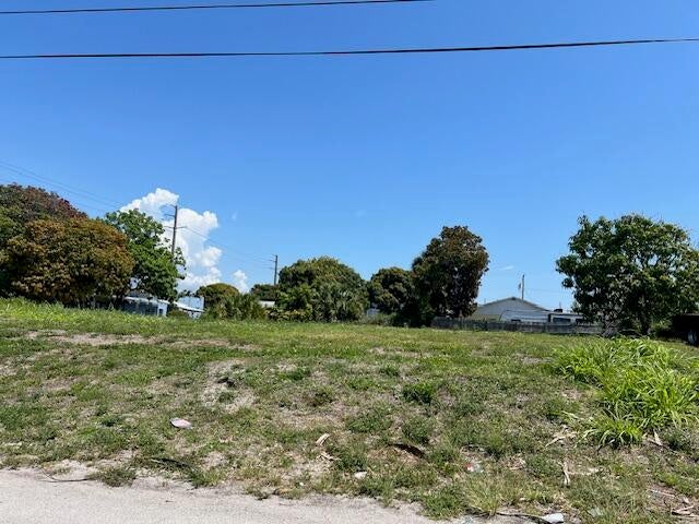 1 of 2 - 172 W 16th St, Riviera Beach, FL