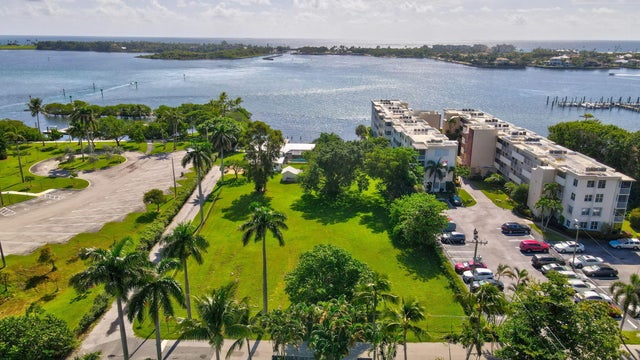 3 of 8 - 670 Oak St, Boynton Beach, FL