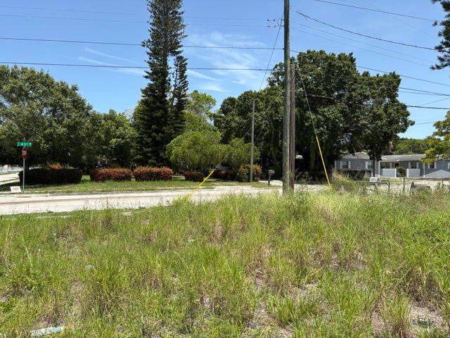 1 of 8 - 915 N 21st Street, Fort Pierce, FL
