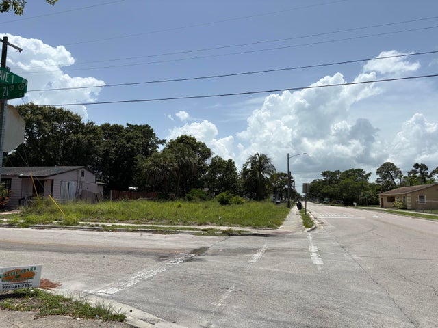 4 of 8 - 915 N 21st Street, Fort Pierce, FL