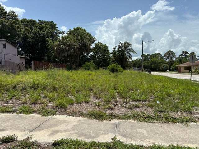 5 of 8 - 915 N 21st Street, Fort Pierce, FL