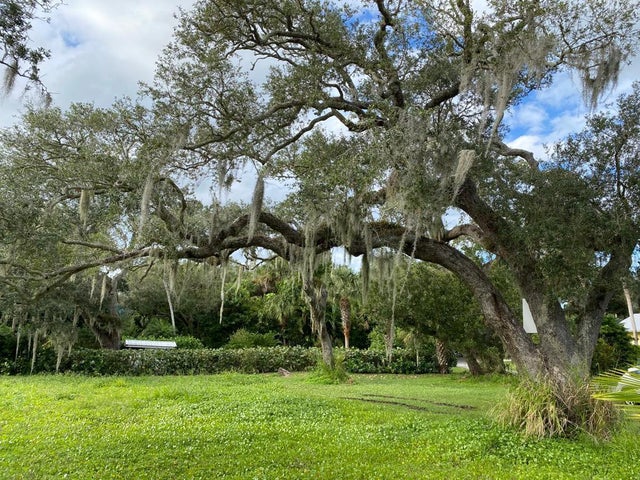 4 of 11 - 355 Cathedral Oaks Dr, Vero Beach, FL