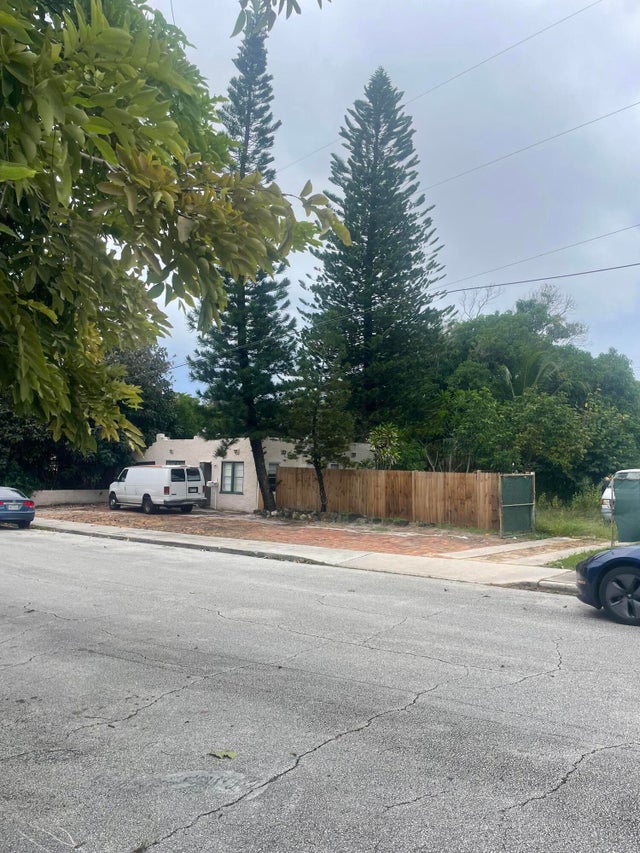 2 of 4 - 818 Briggs Street, West Palm Beach, FL