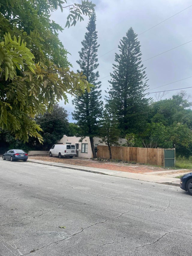3 of 4 - 818 Briggs Street, West Palm Beach, FL