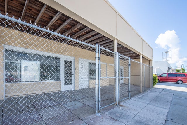 3 of 19 - 922 S Dixie Hwy, Lake Worth Beach, FL