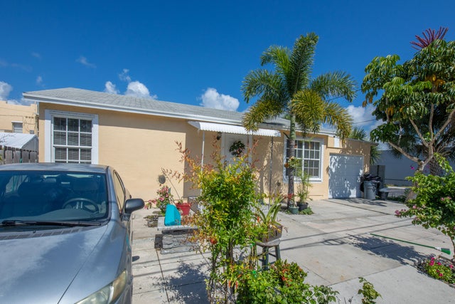 5 of 19 - 922 S Dixie Hwy, Lake Worth Beach, FL