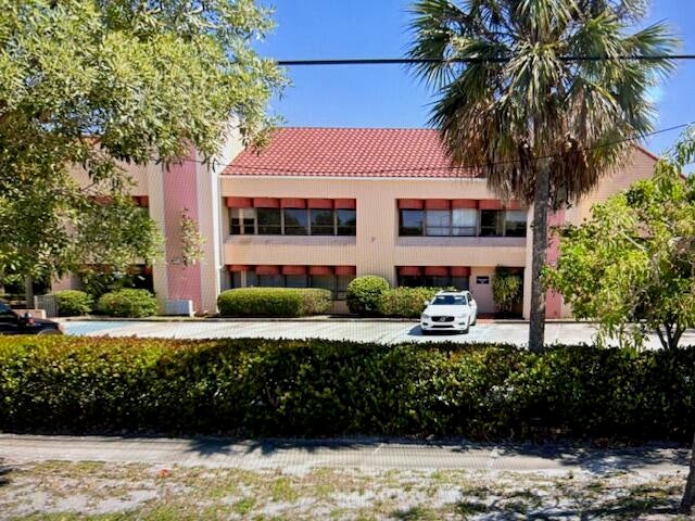 1 of 7 - 900 Se Ocean Blvd, Stuart, FL