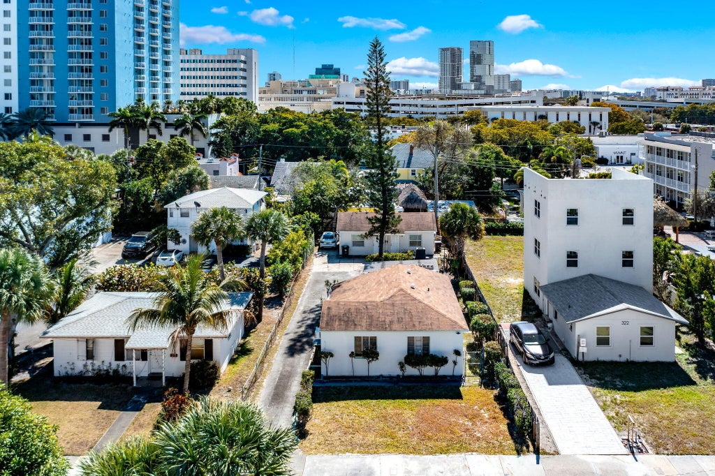 318 N Lakeside Ct, West Palm Beach