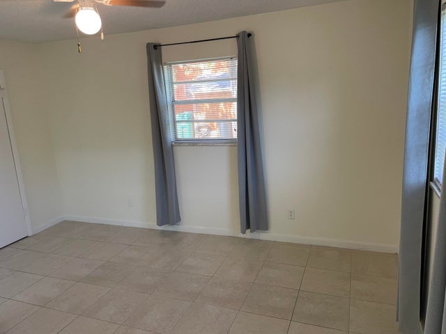 4 of 28 - 537 Se Damask Av, Port Saint Lucie, FL