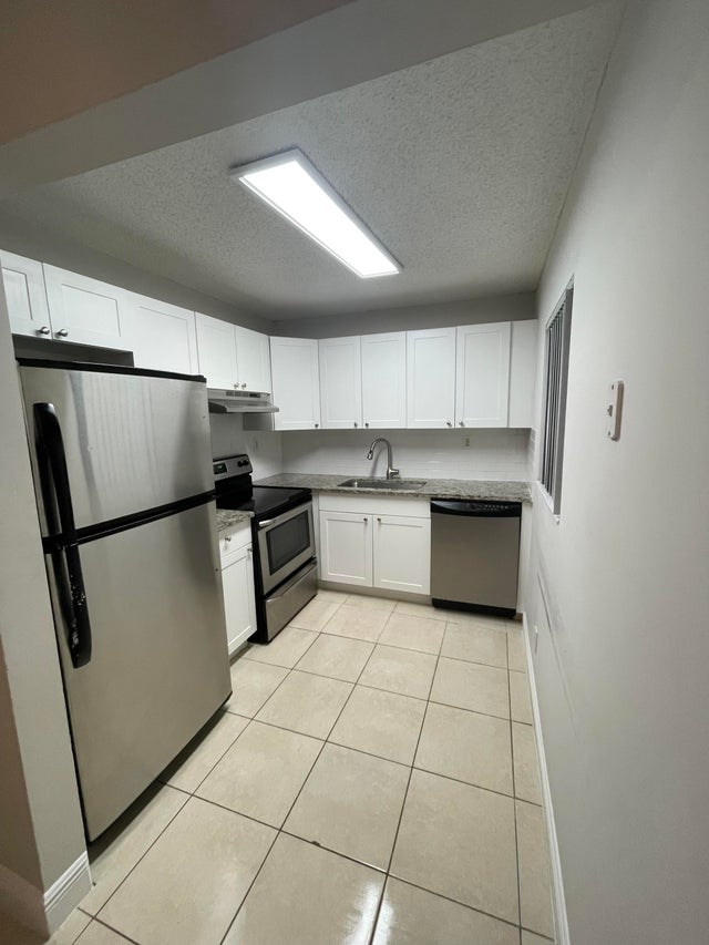 1 of 4 - 420 Meadows Circle, Boynton Beach, FL