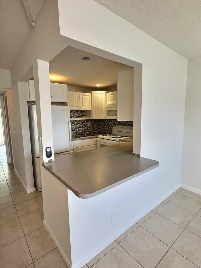 2 of 17 - 82 Kingswood E #e, West Palm Beach, FL