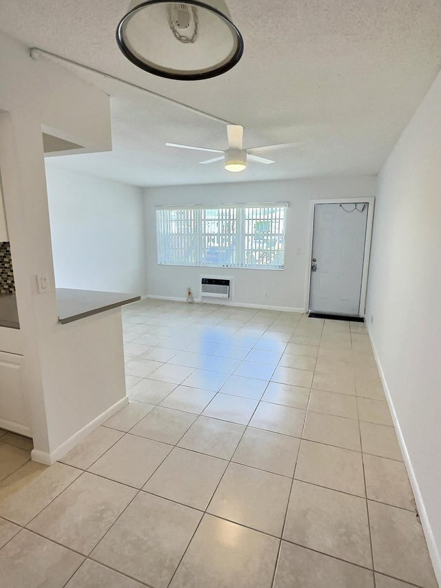4 of 17 - 82 Kingswood E #e, West Palm Beach, FL