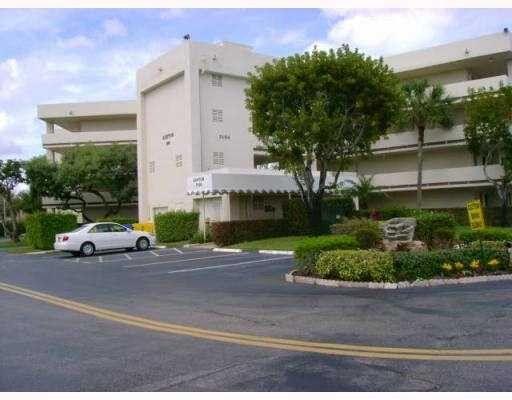 2 of 17 - 3186 Via Poinciana #106, Lake Worth, FL