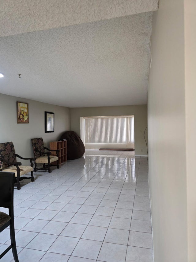 3 of 17 - 3186 Via Poinciana #106, Lake Worth, FL
