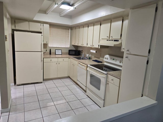 4 of 17 - 3186 Via Poinciana #106, Lake Worth, FL