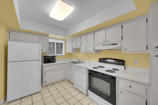 2 of 28 - 3154 Via Poinciana #306, Lake Worth, FL