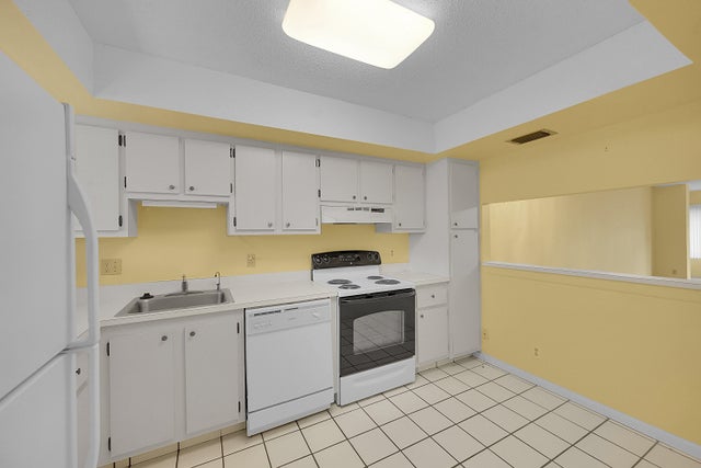 3 of 28 - 3154 Via Poinciana #306, Lake Worth, FL