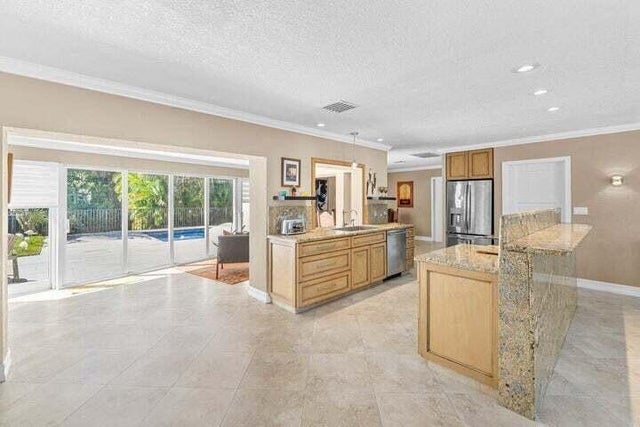 4 of 34 - 653 Nw 10th Ct, Boca Raton, FL