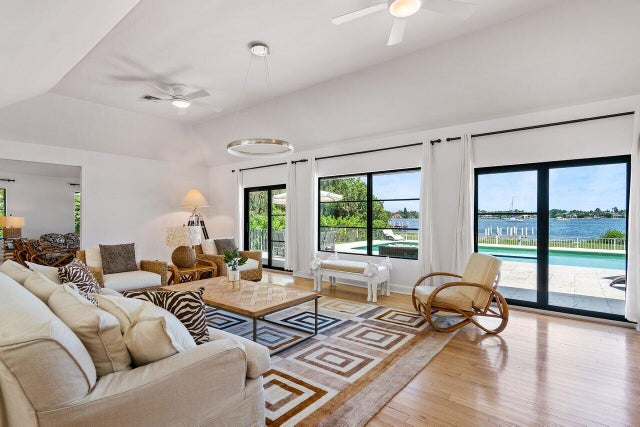 4 of 46 - 210 S Lake Dr, Lantana, FL