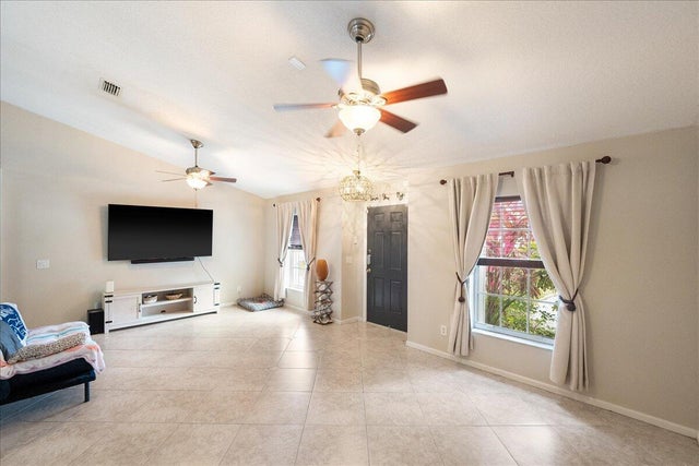 5 of 20 - 279 Sw Glenwood Dr, Port Saint Lucie, FL