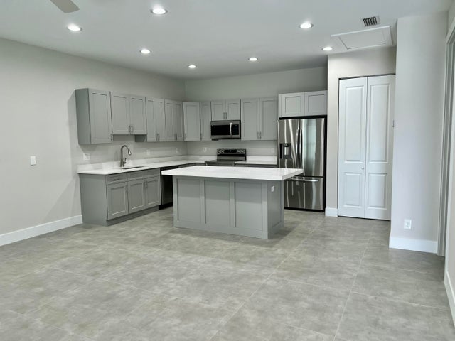 3 of 10 - 2571 Gulfstream Road, Palm Springs, FL