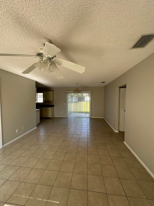 3 of 12 - 2480 Se Rock Springs Dr, Port Saint Lucie, FL