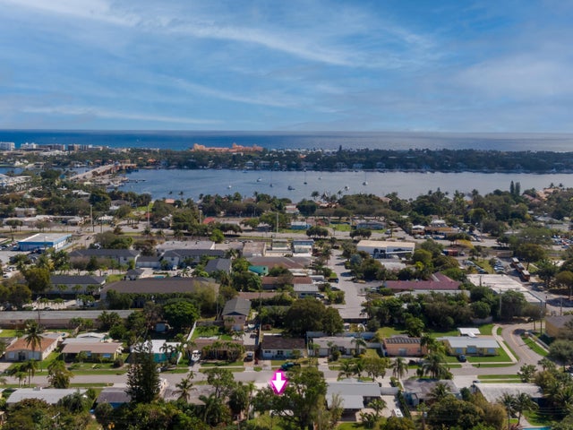 2 of 22 - 331 Pinewood St, Lantana, FL