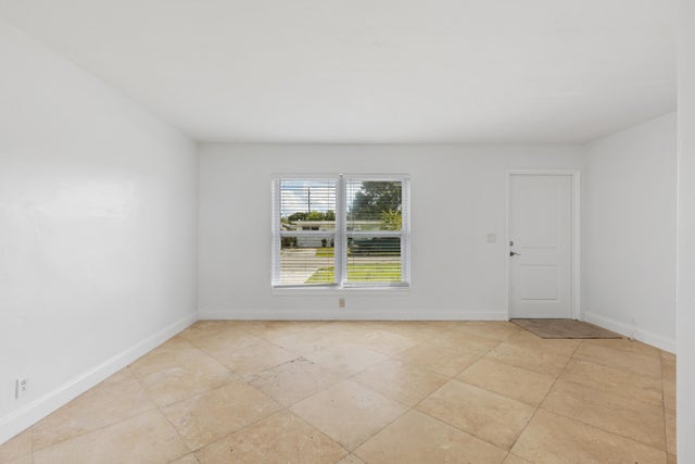 4 of 22 - 331 Pinewood St, Lantana, FL