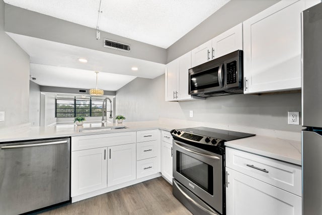 4 of 42 - 3636 Whitehall Dr #402, West Palm Beach, FL