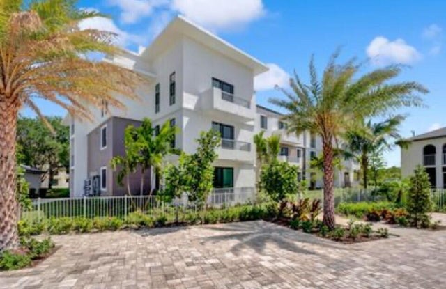 2 of 7 - 250 W Hidden Valley Blvd, Boca Raton, FL